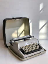 Load image into Gallery viewer, Triumph Gabrielle 10 Typewriter - Made in Germany
