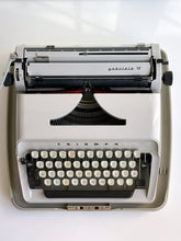 Load image into Gallery viewer, Triumph Gabrielle 10 Typewriter - Made in Germany